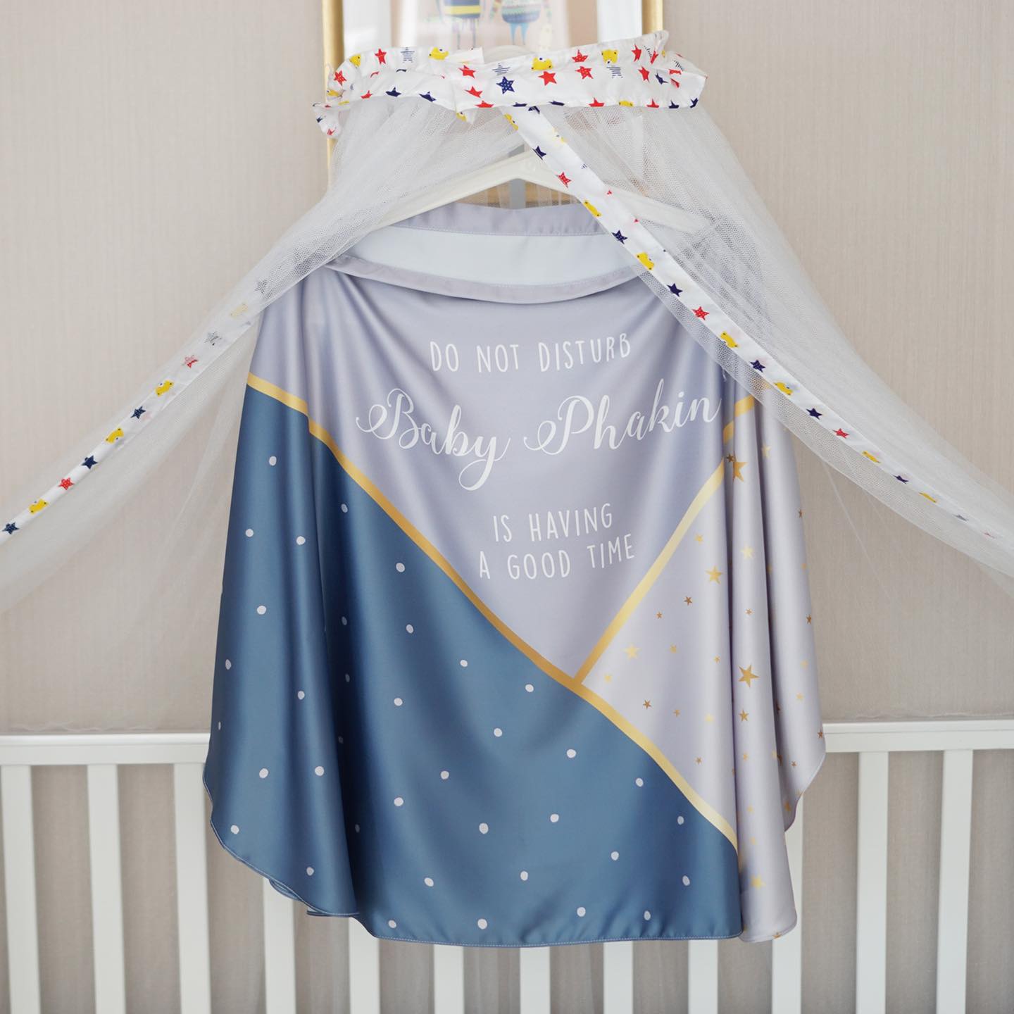 ผ้าคลุมให้นม สั่งทำใส่ชือ ลาย Triangle - Grey/Navy