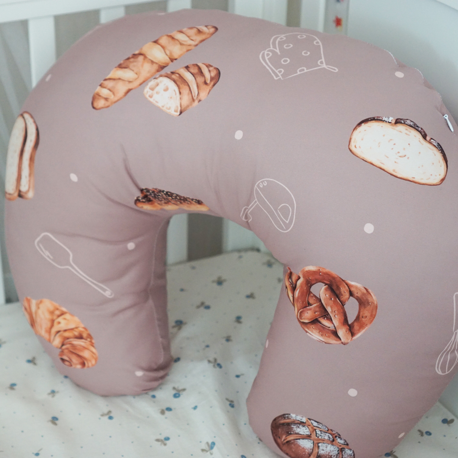 หมอนรองให้นม สั่งทำใส่ชื่อ ลาย Bread - Brown