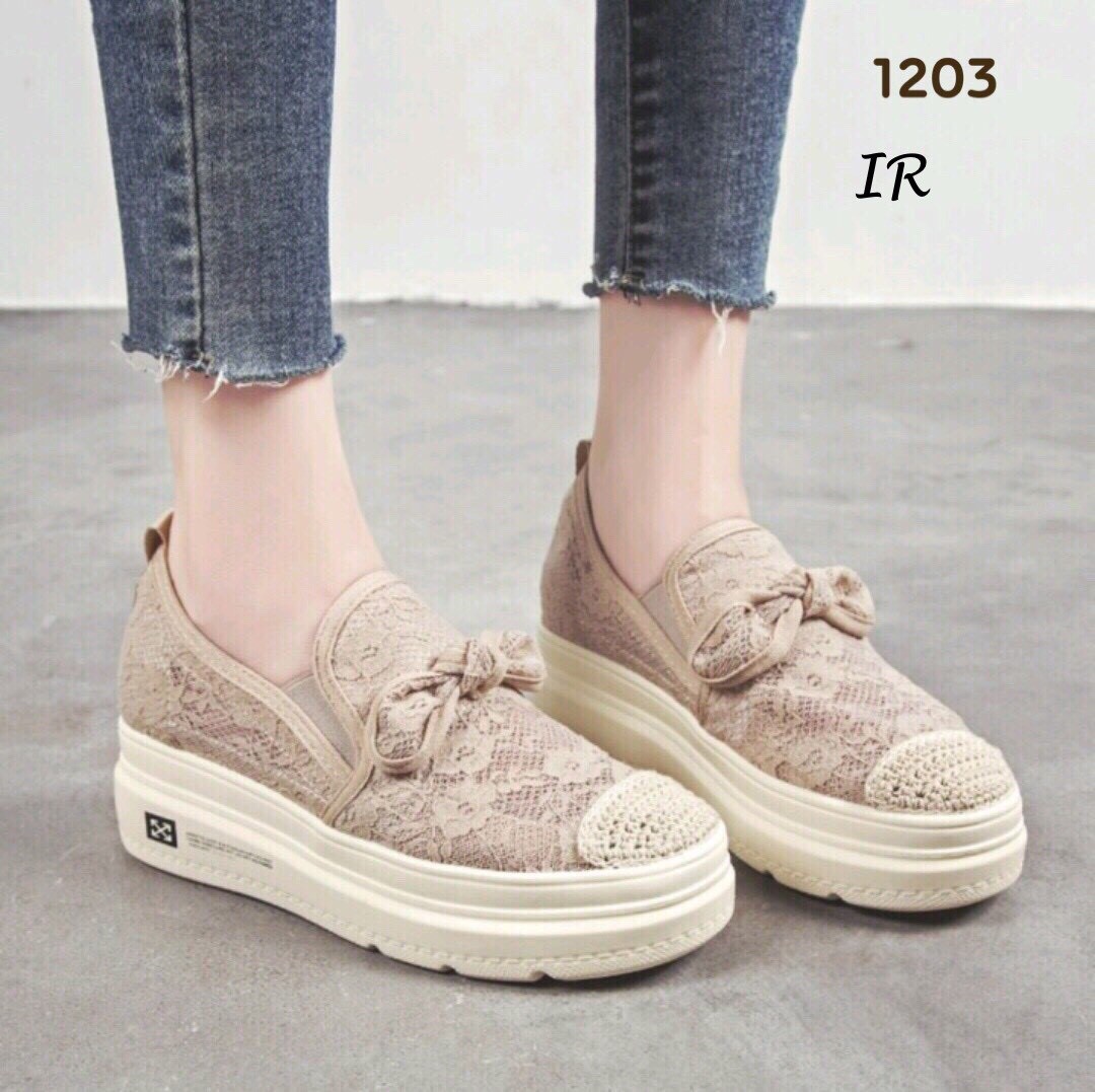 รองเท้าผ้าใบลำลองผ้าลูกไม้ (สีดำ)