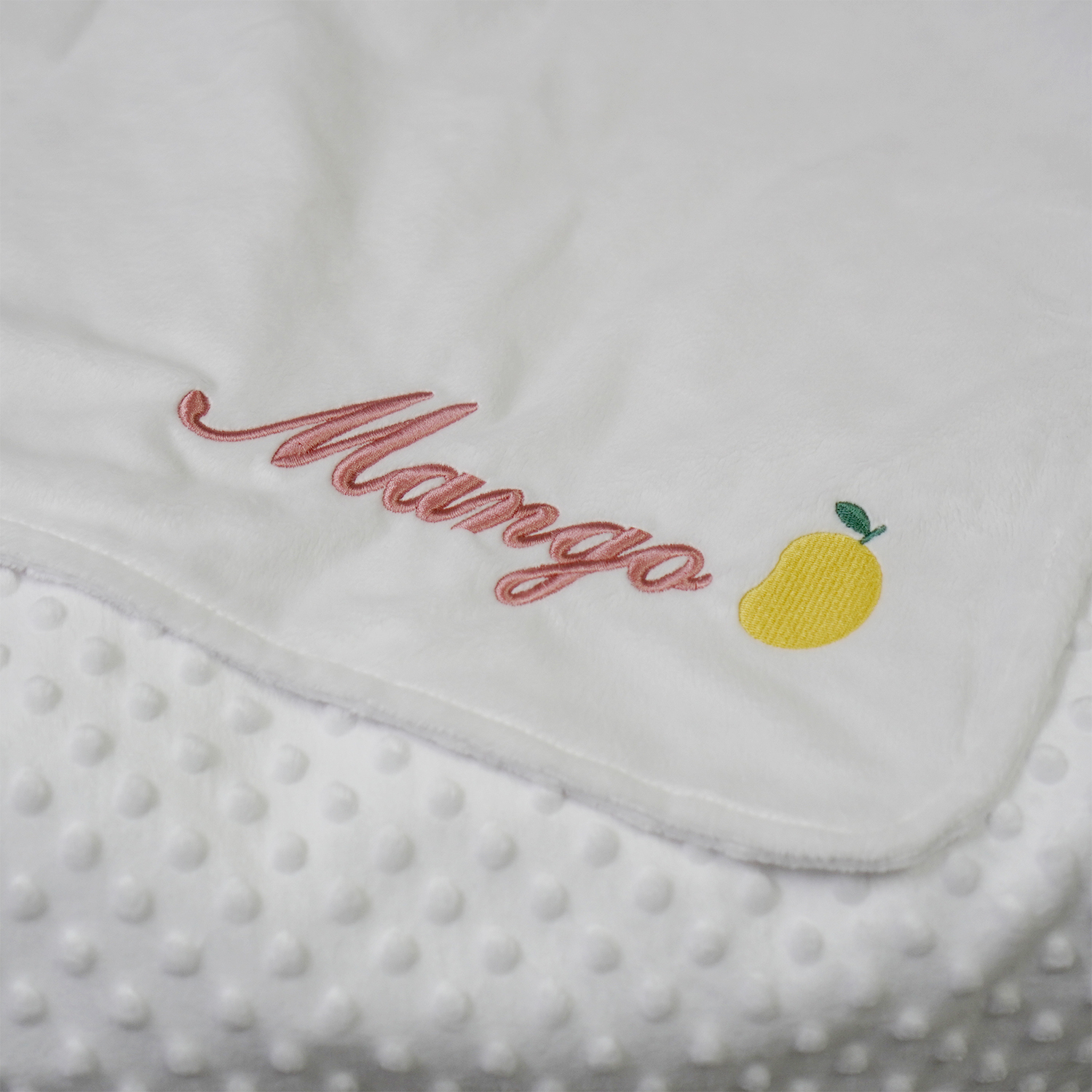 ผ้าห่ม Minky - สีขาว 75x100cm แบบปักชื่อ+icon - Mango