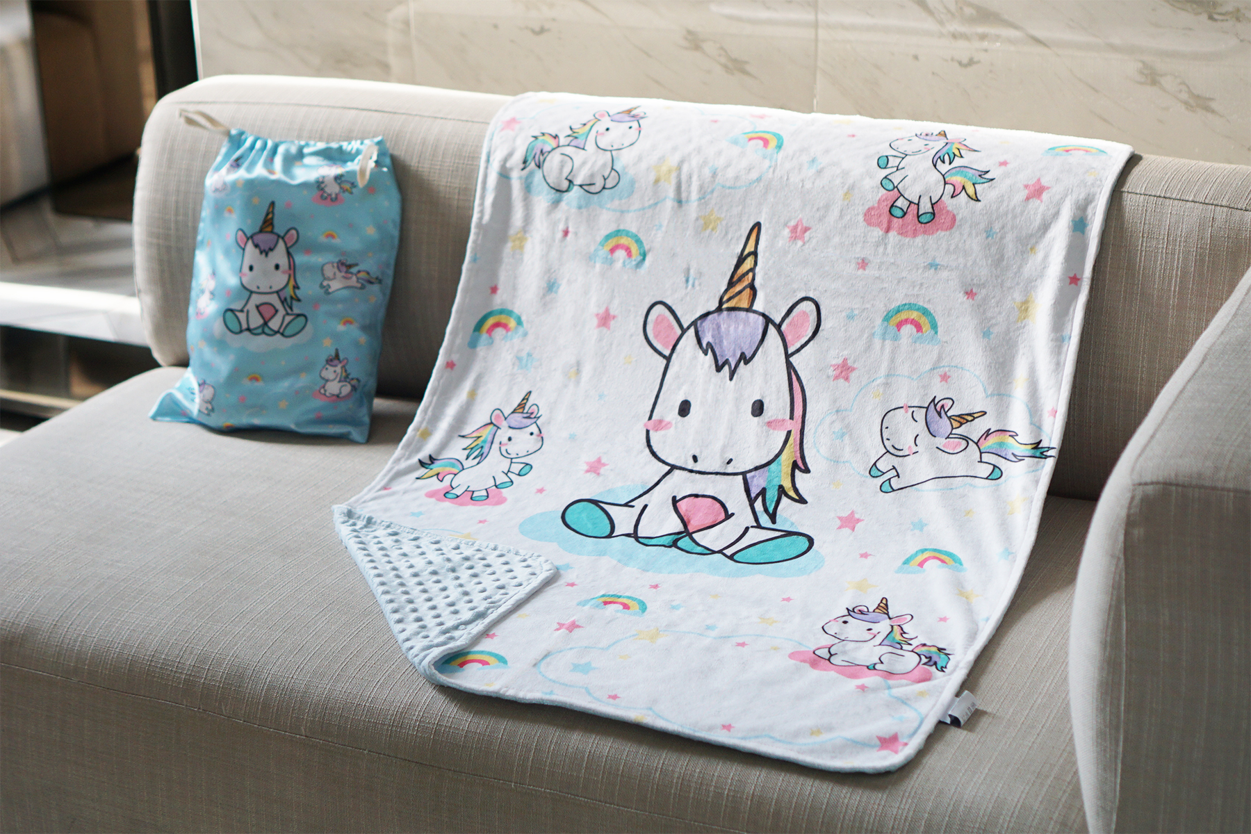 ผ้าห่ม Minky ลาย Unicorn 75x100cm แบบปักชื่อ ด้านหลังสีฟ้า
