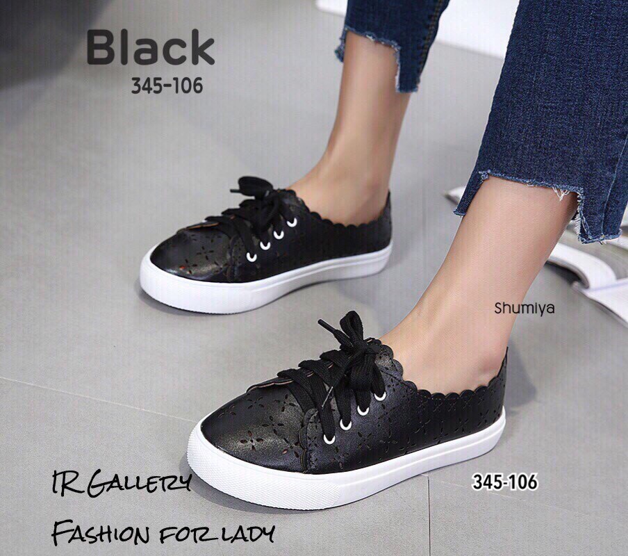 รองเท้าผ้าใบทรงคัทชูฉลุลาย (สีดำ)