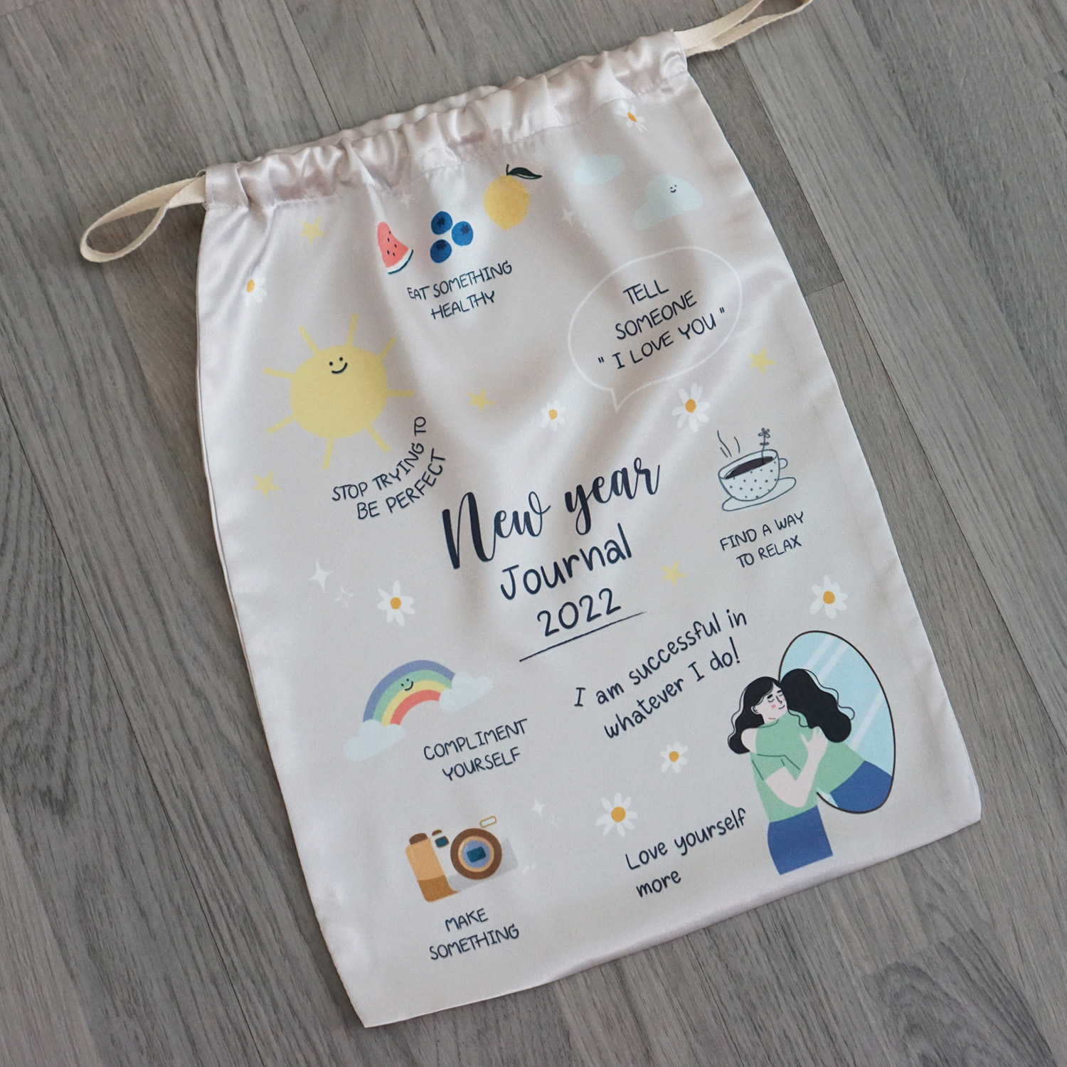 ถุงผ้าซาติน ไซส์ L สั่งทำใส่ชื่อ ลาย New Year Journal (ราคาต่อใบ)