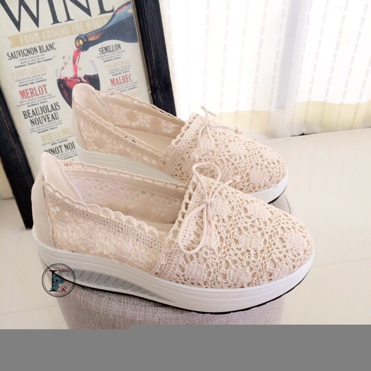 รองเท้าผ้าใบลูกไม้ติดโบว์ทรง Sport (สีดำ)