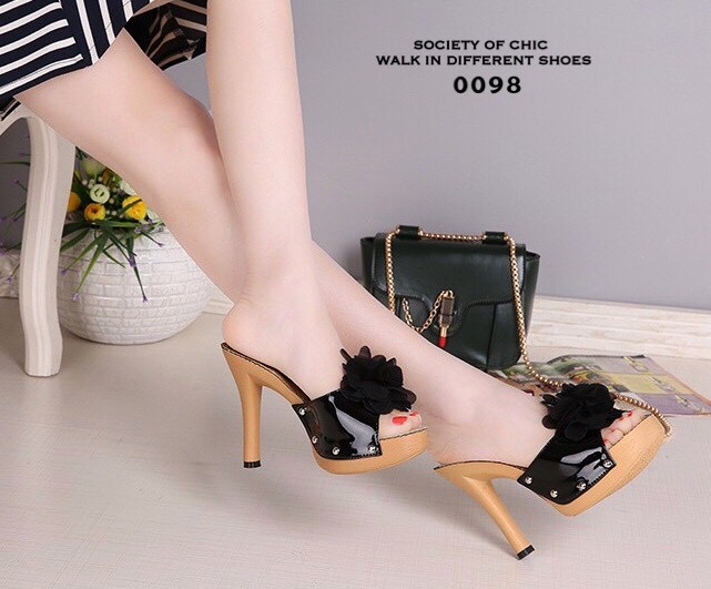 รองเท้าส้นสูงเปิดส้นแต่งดอกไม้ (สีขาว)