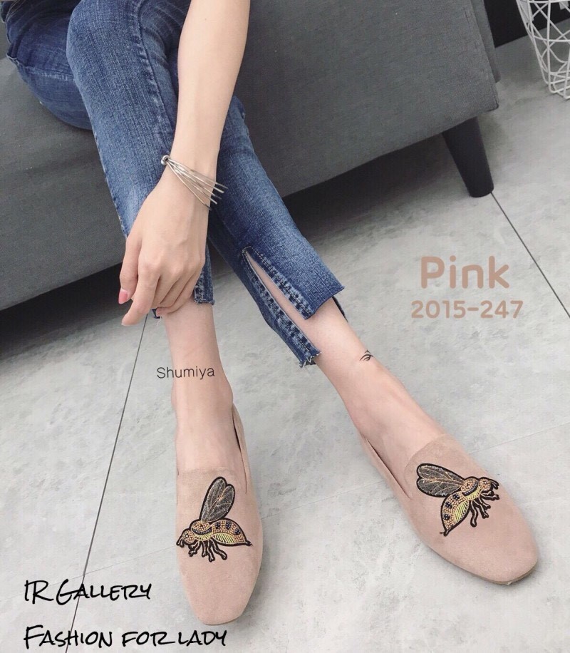 รองเท้าคัทชูส้นแบนปักลายผึ้ง (สีชมพู)