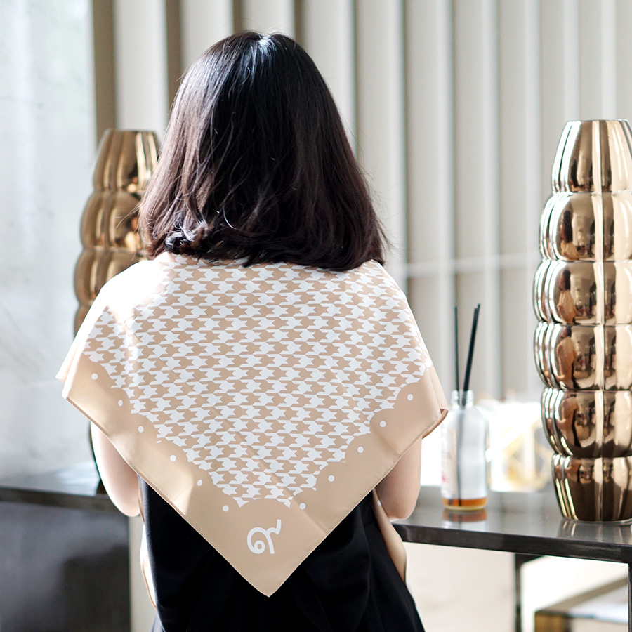ผ้าพันคอ "ฉันเกิดในรัชกาลที่๙" สี Golden Beige ใส่ชื่อได้