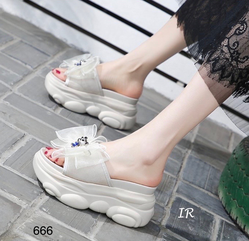 รองเท้าแตะเสริมส้นแต่งโบว์หมี (สีครีม)
