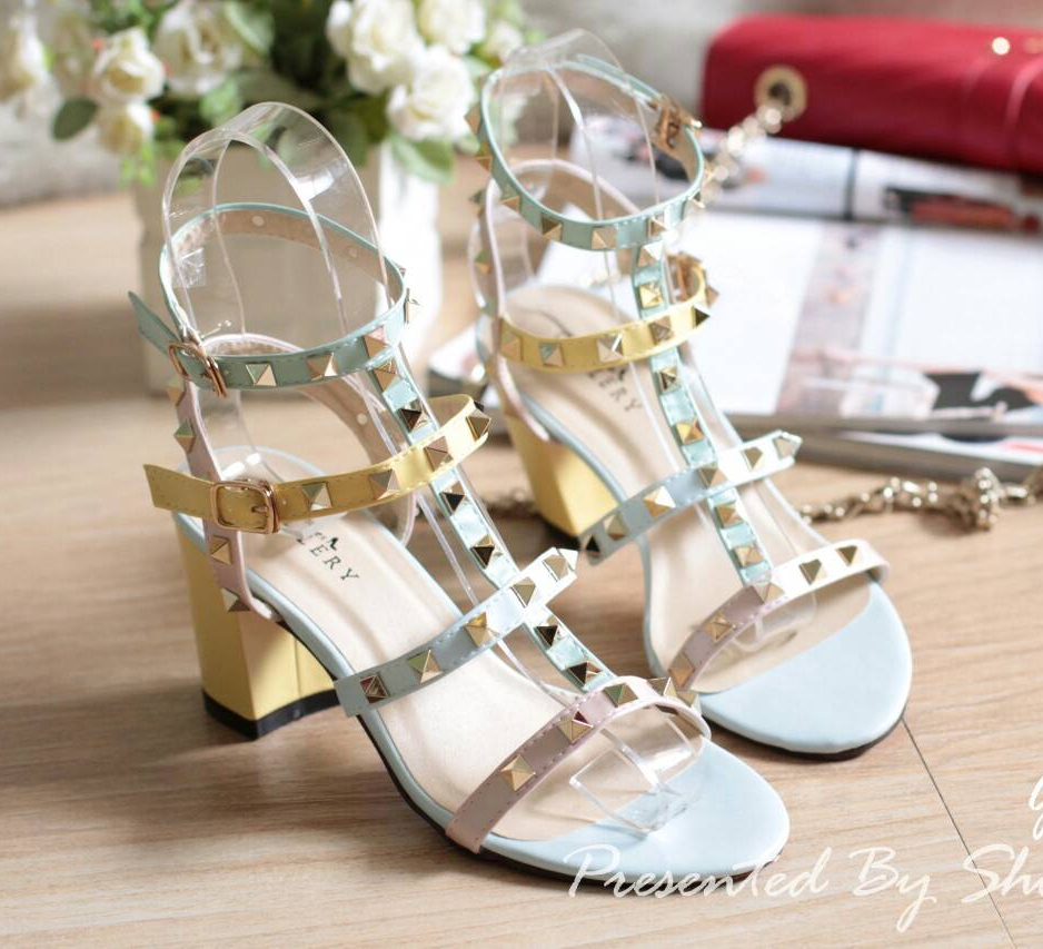 พร้อมส่ง : รองเท้าส้นสูง Valentino pumps rainbow color t-strap rockstud (สีฟ้า)