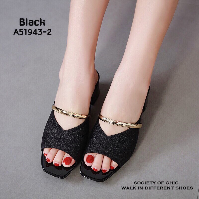 รองเท้าส้นเตี้ยเปิดส้นแต่งห่วงทอง (สีดำ)