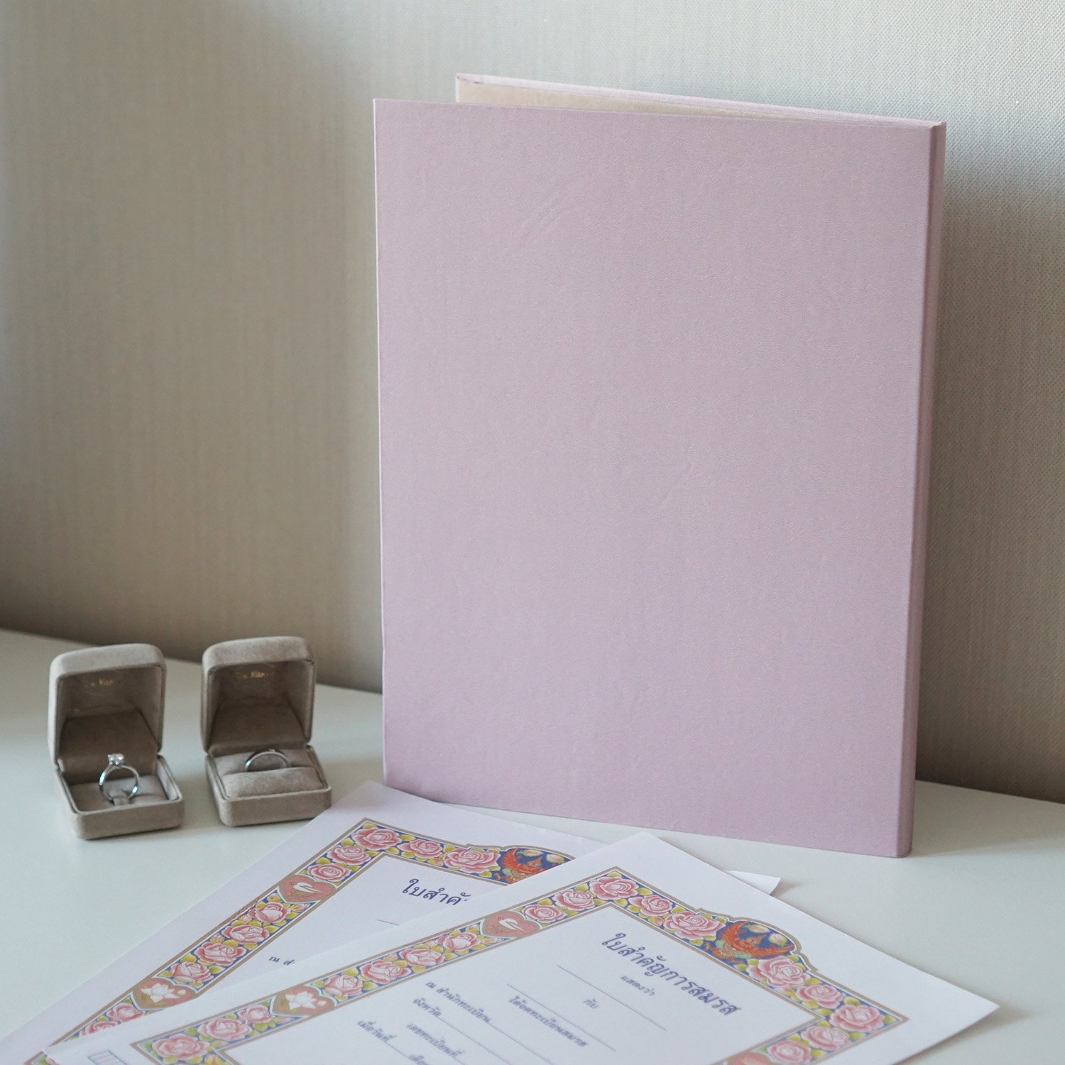 แฟ้มใส่ทะเบียนสมรสพร้อมส่ง Grade A- ลาย Minimal - Rose Taupe พร้อมข้อความ Certificate of Marriage