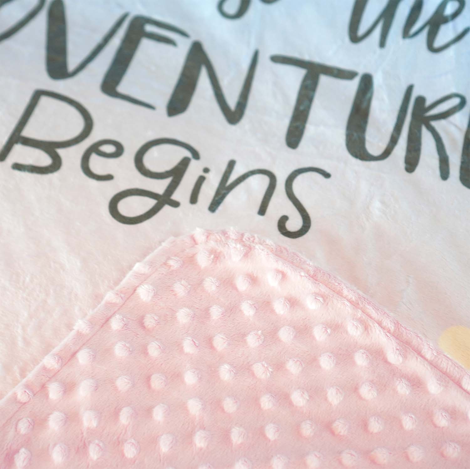 ผ้าห่ม Minky 100x150cm พร้อมส่ง ลาย Mountain ด้านหลังสีครีม กับชมพู