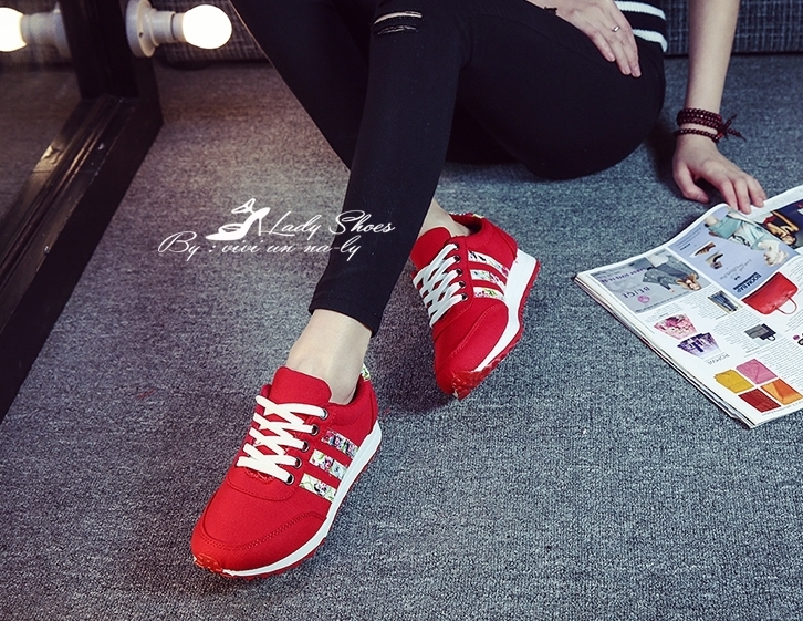 รองเท้าผ้าใบทรงสปอร์ตแต่งลาย (สีดำ)