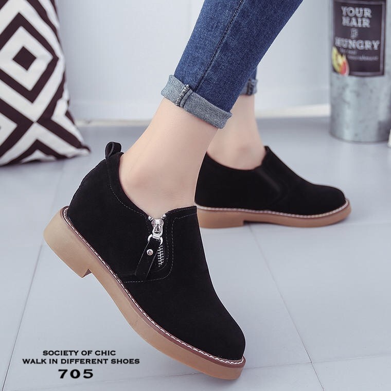 รองเท้าผ้าใบหนังกลับทรงสวม (สีเขียวขี้ม้า)