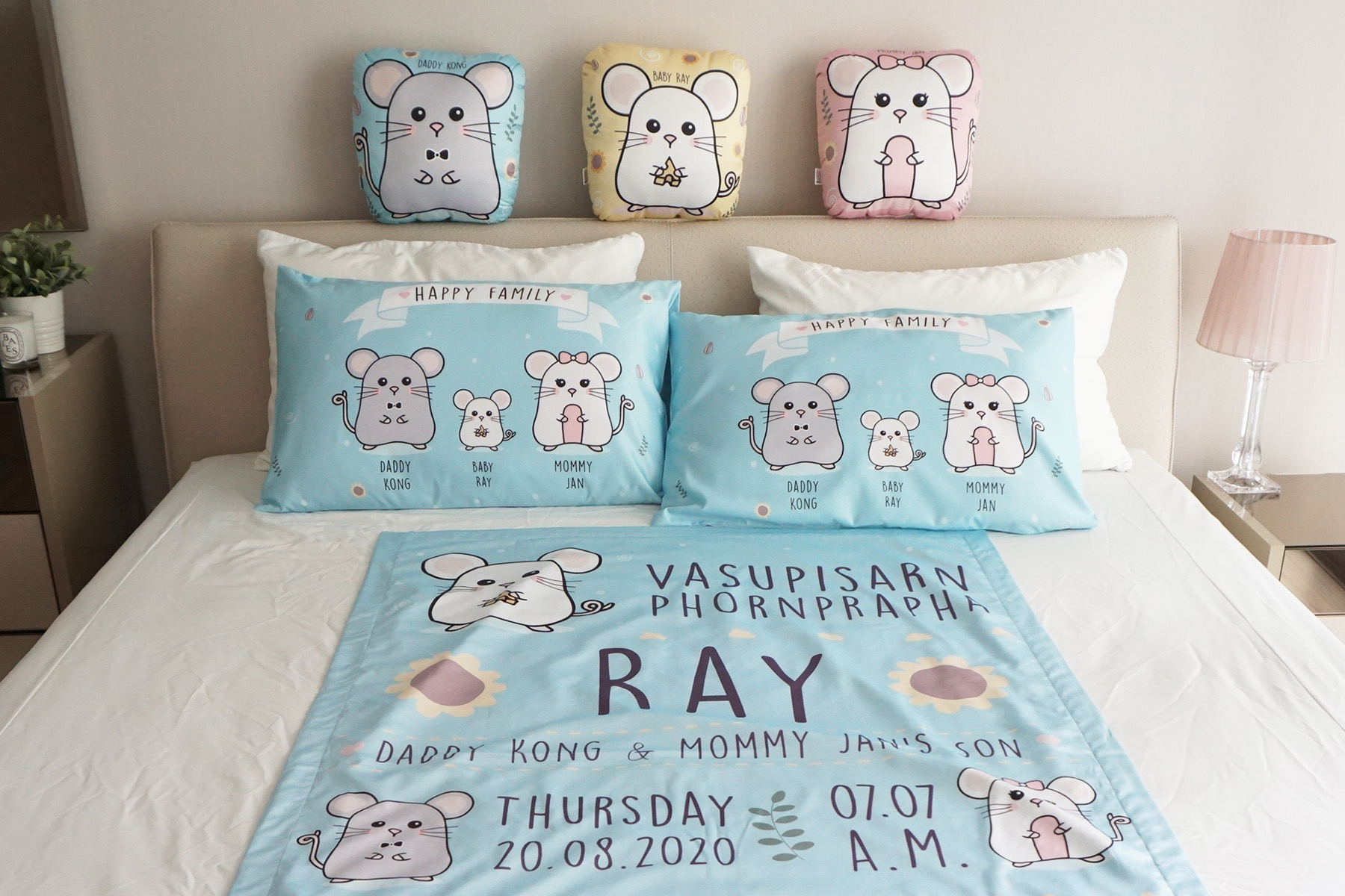 ชุดของขวัญเด็ก ปลอกหมอนหนุน 1 คู่ + ผ้าห่มขนาด 100x150cm + หมอนอิง เซท 3 ใบ ลาย Mini Mouse - Blue