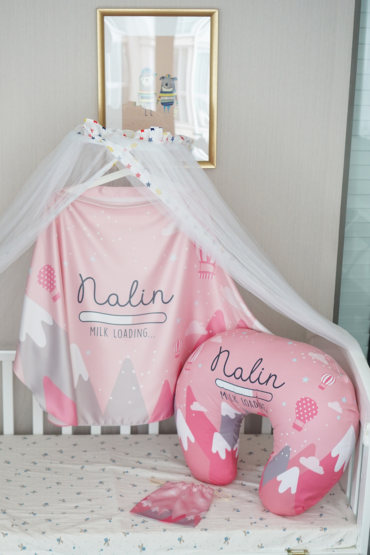 ชุดของขวัญเด็กแรกเกิด NP2 ผ้าคลุมให้นม + หมอนรองให้นม ลาย Mountain - Pink