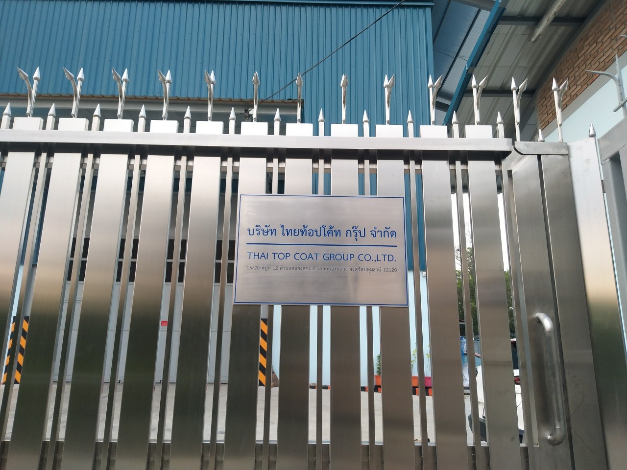 ป้ายสแตนเเลสแฮร์ไลน์กัดกรด - บจก.ไทยท้อปโค้ท กรุ๊ป ติดตั้งป้ายคลองหลวง