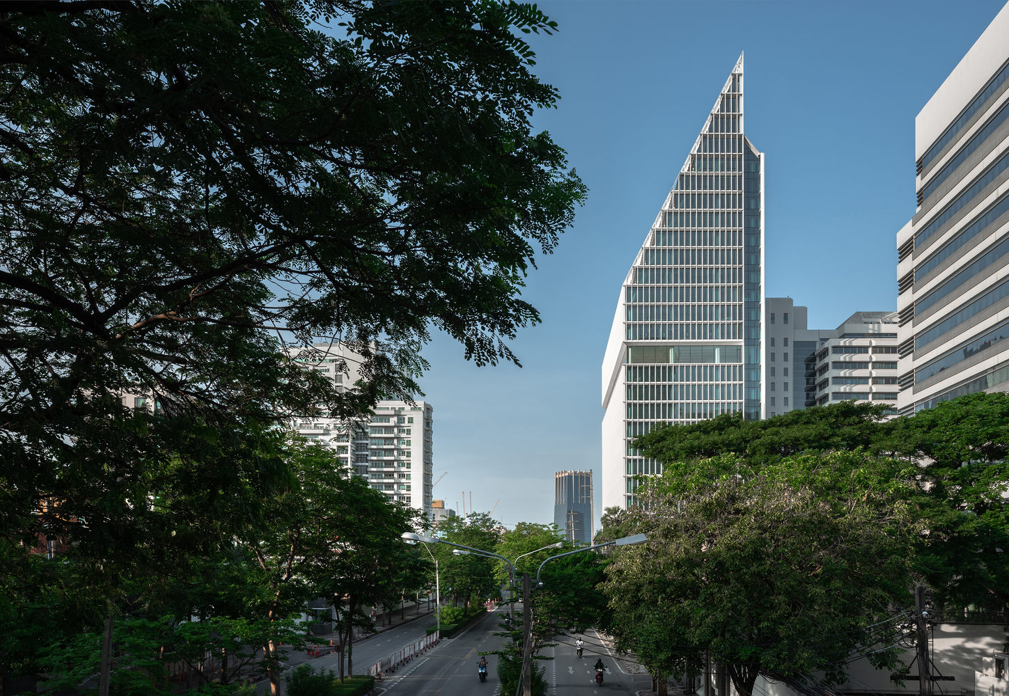 อาคารสำนักงาน 140 ไวร์เลส (140 Wireless) สำนักงานให้เช่า ย่านถนนวิทยุและถนนสารสิน ใกล้สวนลุมพินี เพียง 100 เมตร