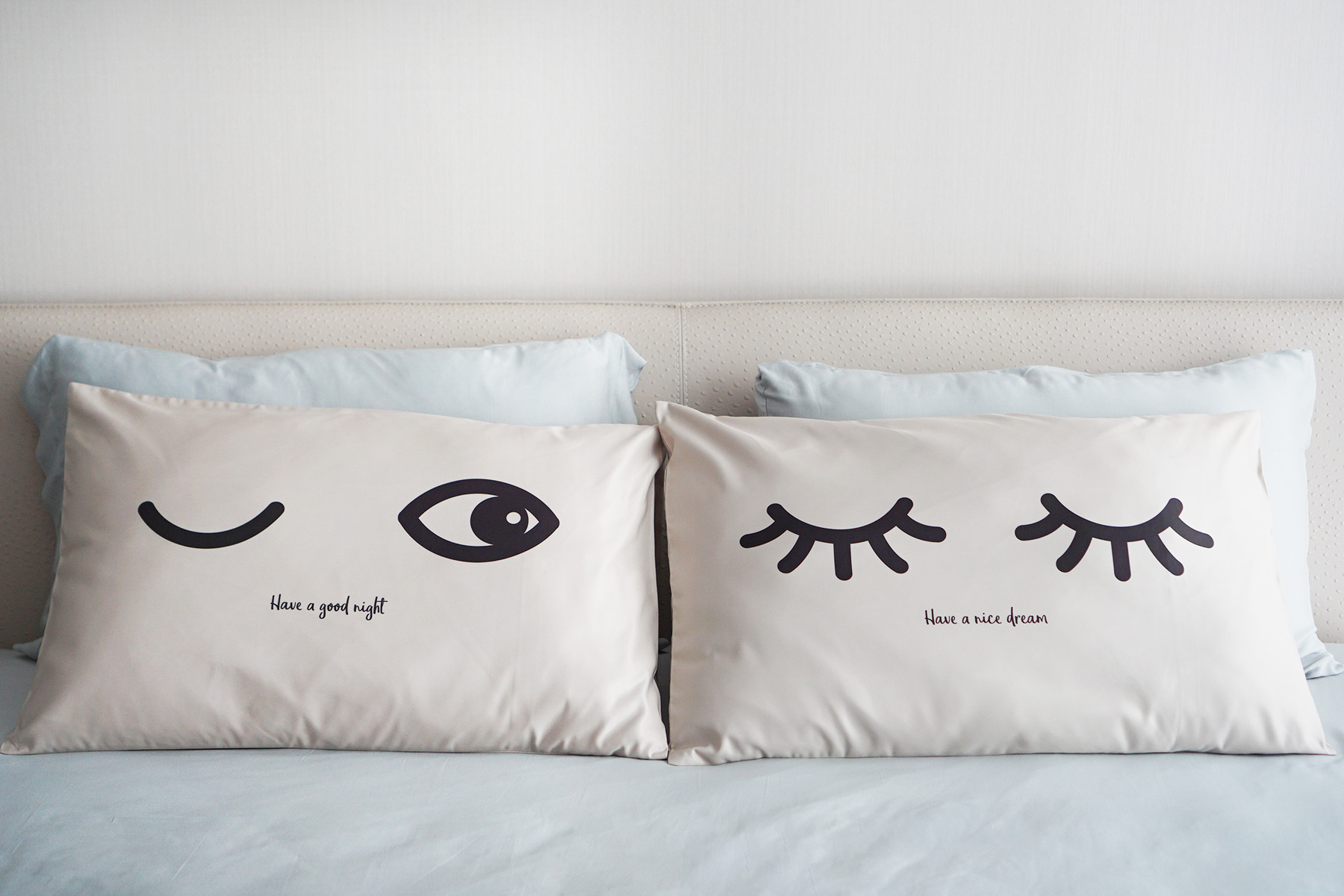 ปลอกหมอนคู่ สีเบจ ลาย Eyes