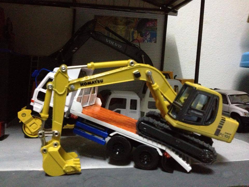 โมเดลรถบรรทุกเทรนเลอร์ย้ายรถขุด 1/48