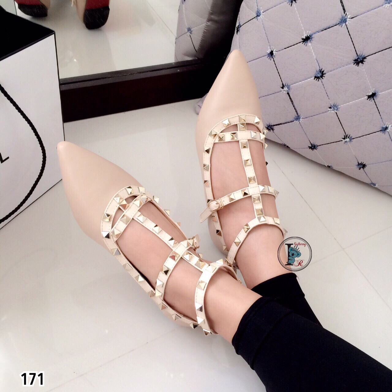 รองเท้าส้นแบน Style Valentino (สีครีม)