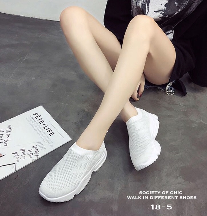 รองเท้าผ้าใบผ้ายืดทรงสวม (สีขาว)