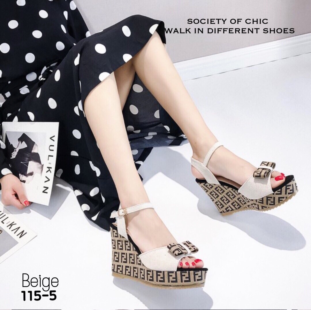 รองเท้าส้นเตารีด Style Fendi (สีครีม)