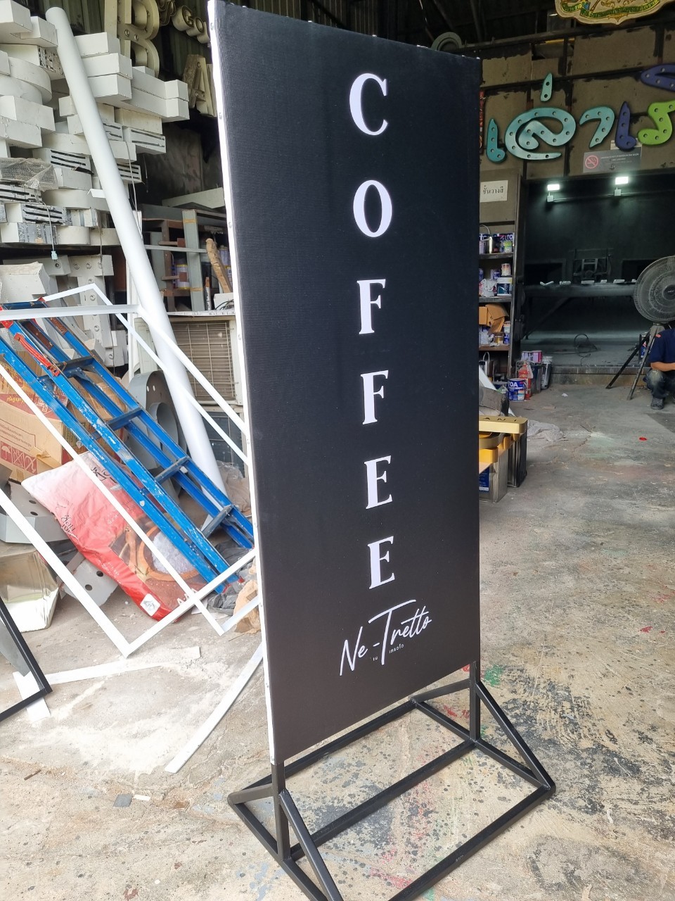 ป้ายไวนิลตั้งหน้าร้าน ''COFFEE''