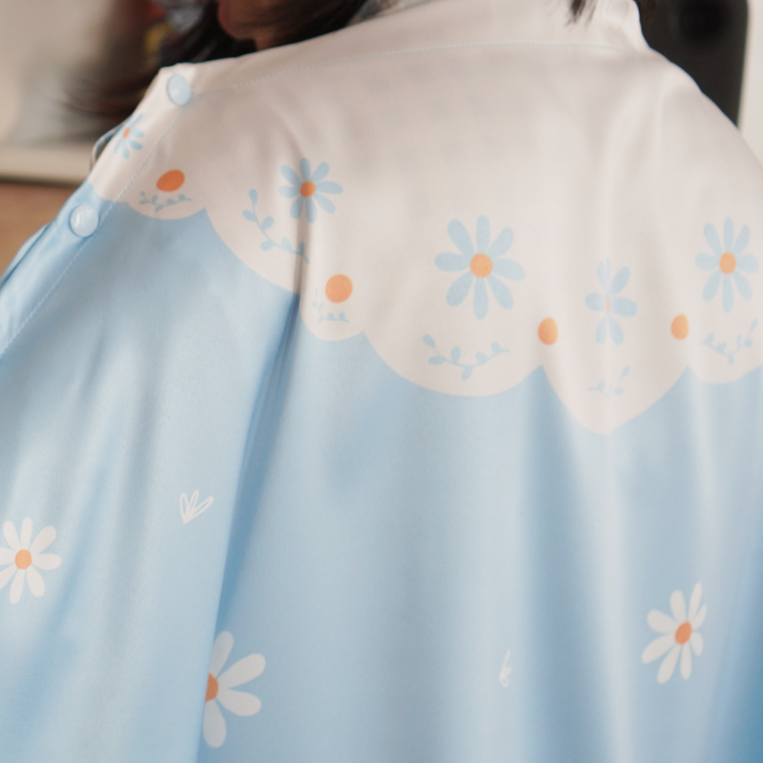 ผ้าคลุมให้นม 3in1 (รุ่นมีกระดุม ถอดโครงได้) แบบสั่งทำใส่ชื่อ ลาย Daisy - Blue