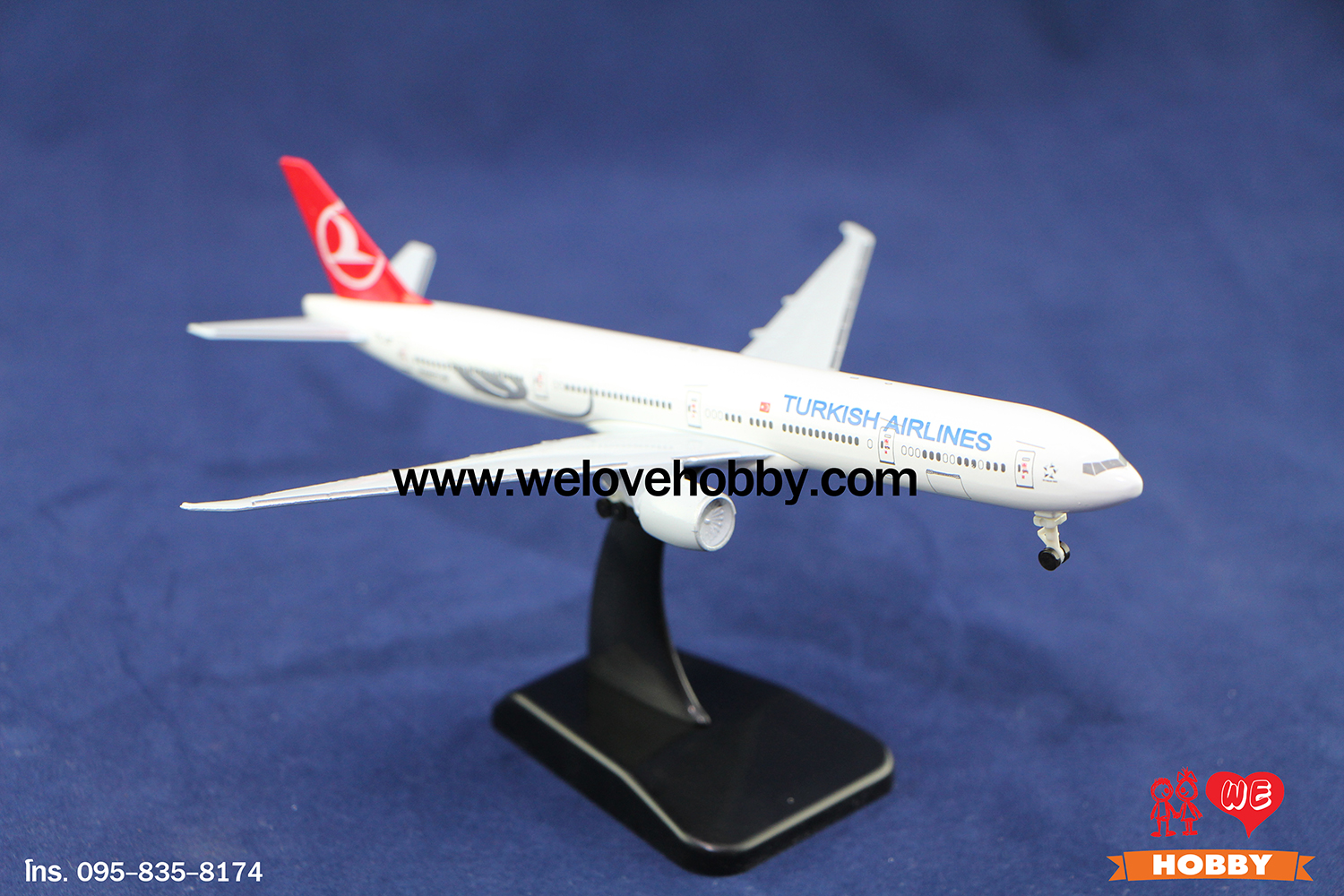 โมเดลเครื่องบิน Turkish Airlines (Boeing 777) ตุรกี ไซส์กลาง แบบมีล้อเครื่องบิน (1:400)
