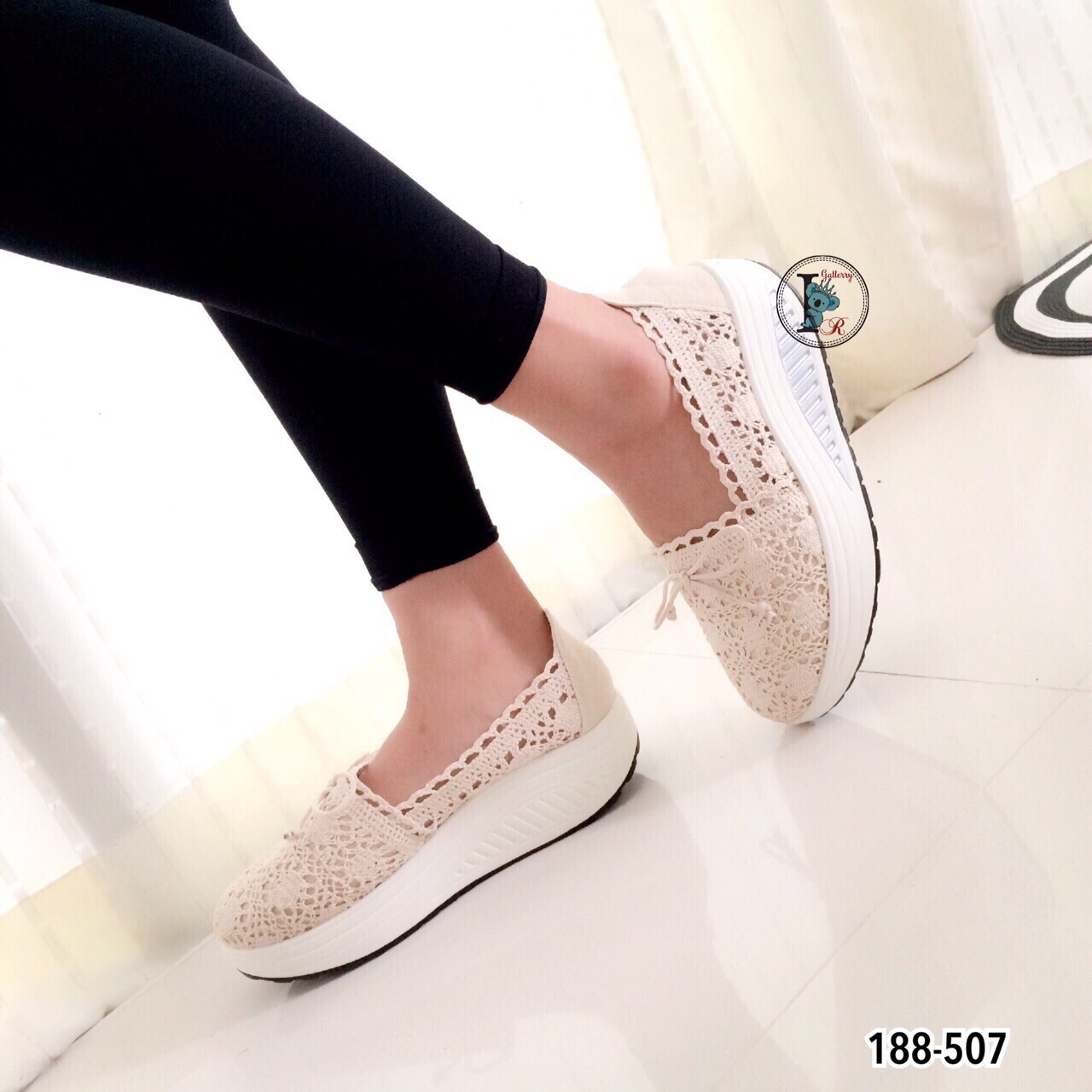 รองเท้าผ้าใบลูกไม้ติดโบว์ทรง Sport (สีดำ)