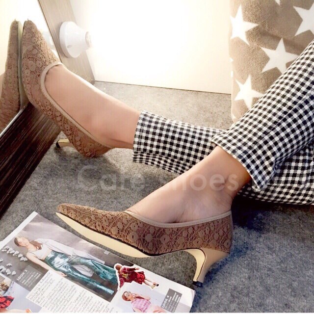 พร้อมส่ง : รองเท้าคัชชูหัวแหลม ผ้าลูกไม้ (กากี)