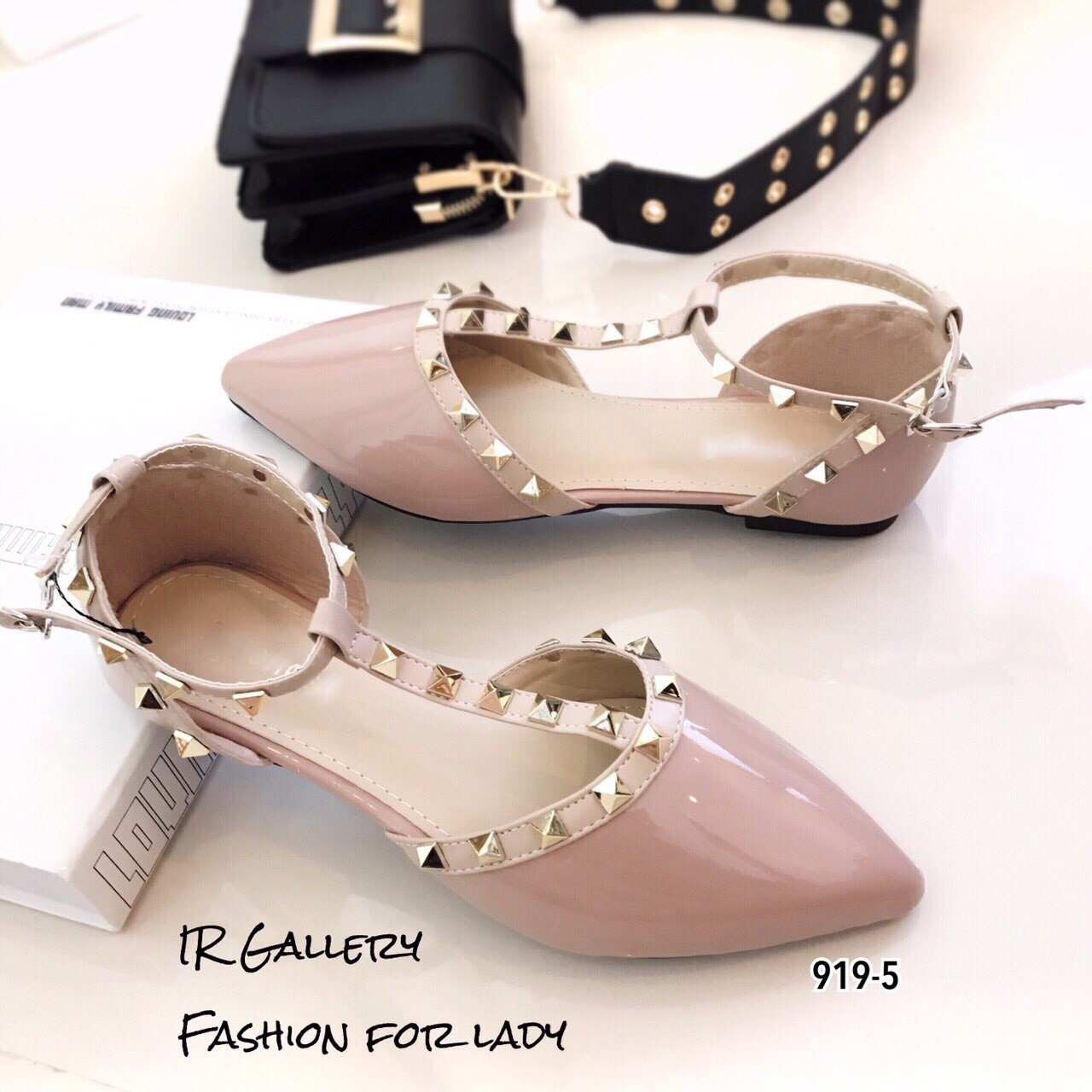 รองเท้าส้นแบนสไตล์ Valentino T-Strap (สีชมพู)