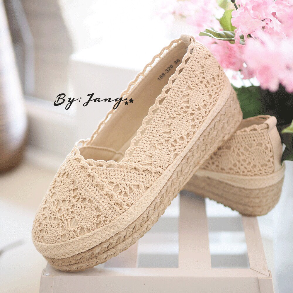 พร้อมส่ง : รองเท้าลูกไม้เสริมส้นวนปอ