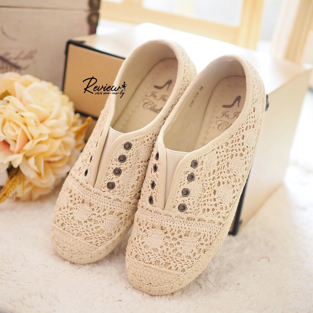 รองเท้าผ้าใบลูกไม้แบบสวมไร้เชือก (สีครีม)