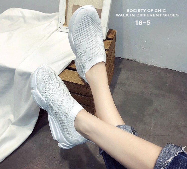 รองเท้าผ้าใบผ้ายืดทรงสวม (สีขาว)