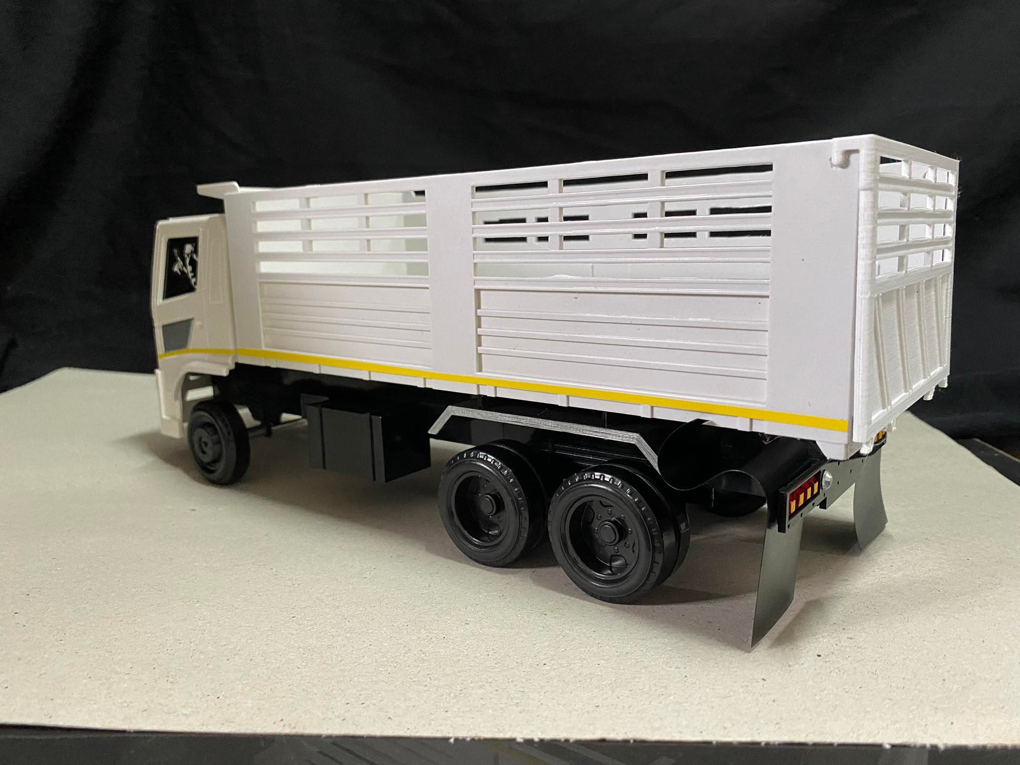 โมเดลรถสิบล้อดั้มจำลอง คาดเหลือง 1/24 พลาสติก หม่ำโมเดล รถของเล่น รถบรรทุกของเล่น รถดั้มจำลอง