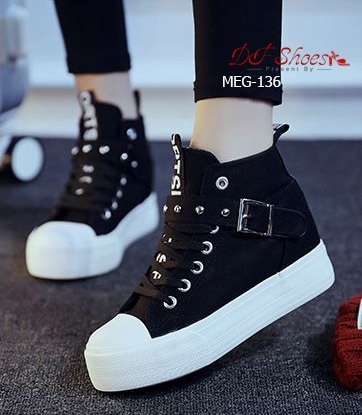 รองเท้าผ้าใบหุ้มข้อแต่งหมุด (สีดำ)