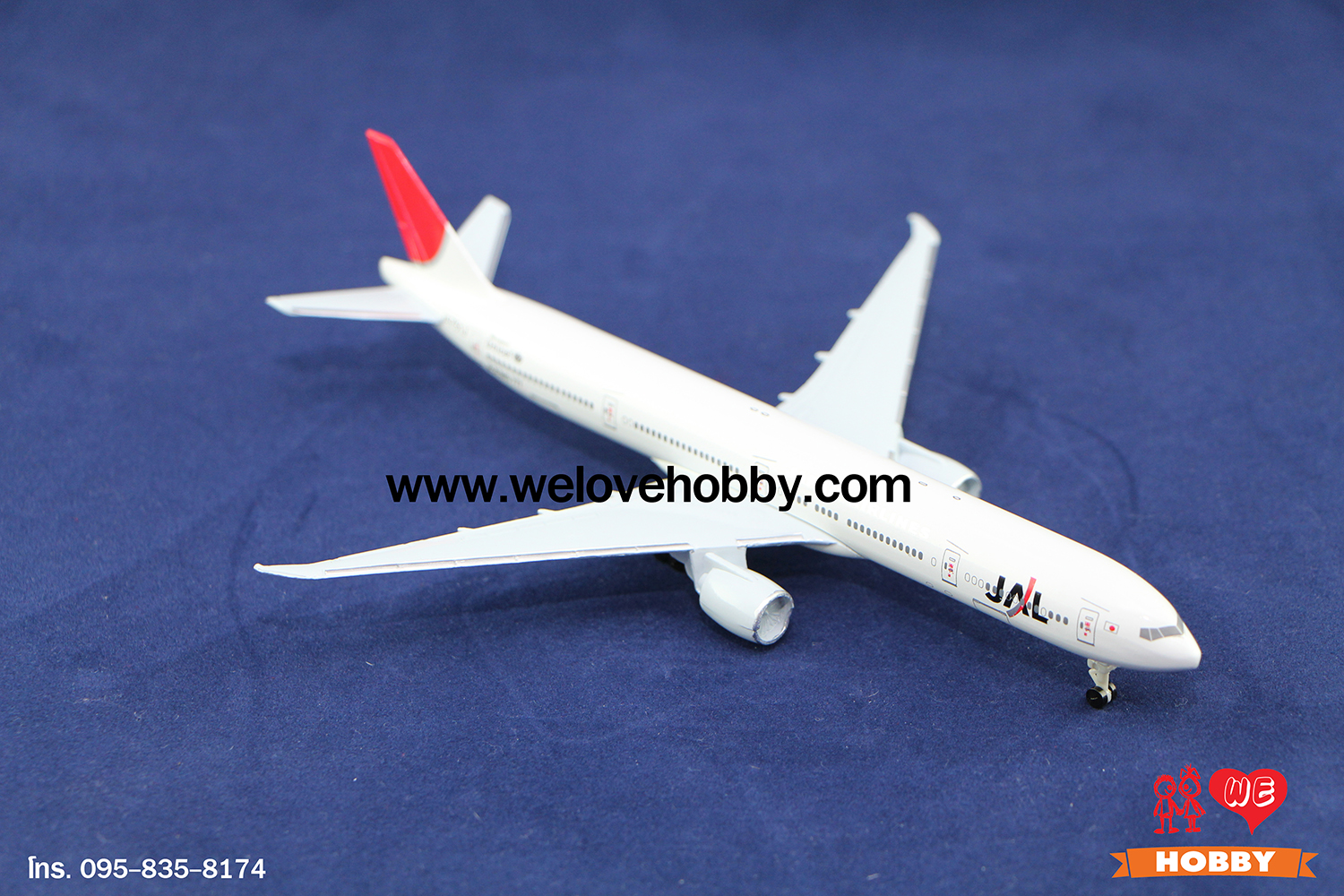 โมเดลเครื่องบิน Japan Airlines (Boeing 777) ญี่ปุ่น ไซส์กลาง แบบมีล้อเครื่องบิน (1:400)