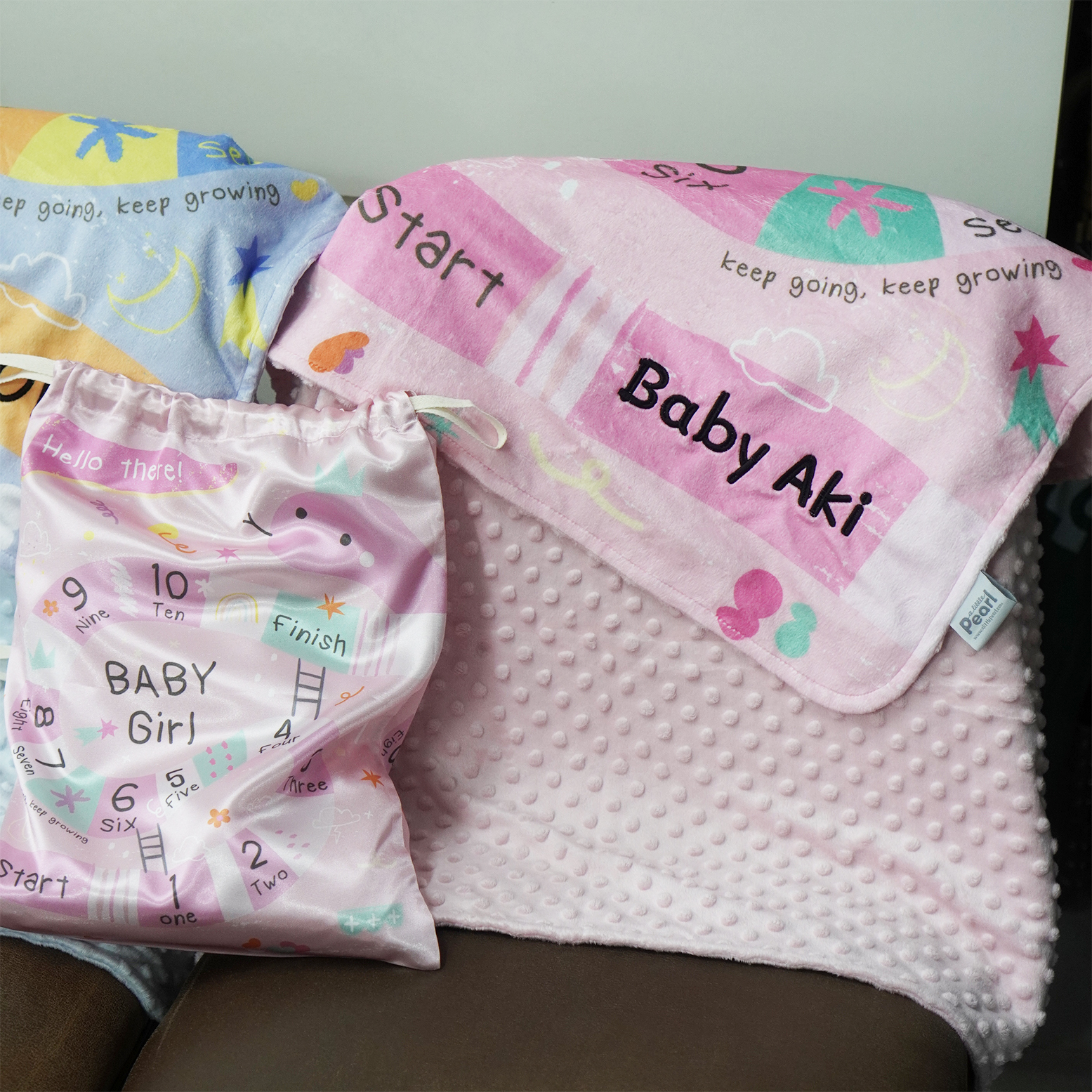 ผ้าห่ม Minky 75x100cm แบบปักชื่อ ลาย Snake and Ladders - Pink