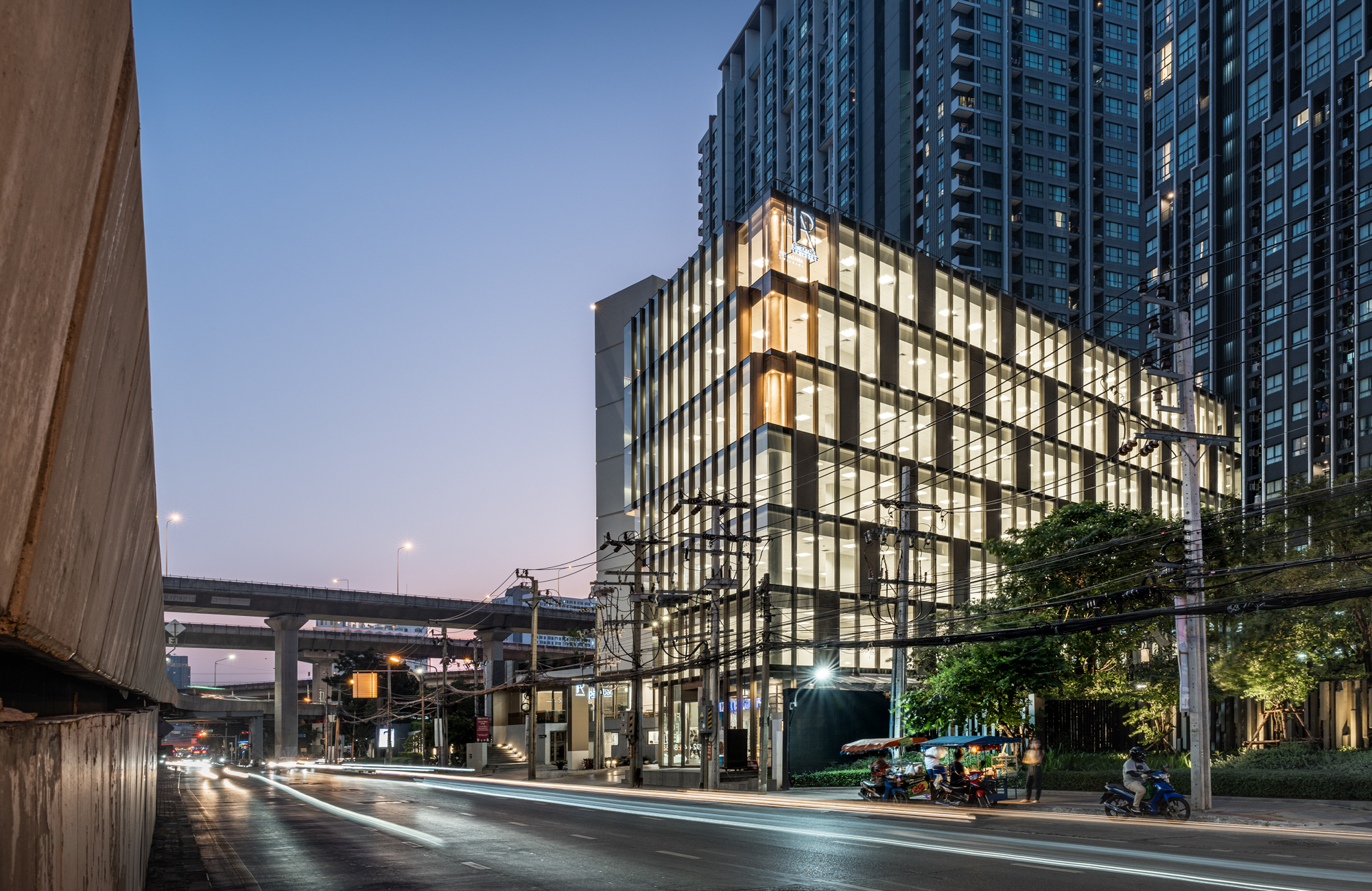 Ritratana Building, office for rent in the Ramkhamhaeng area, near the Orange Line, Ramkhamhaeng 12 Station, only 350 m.