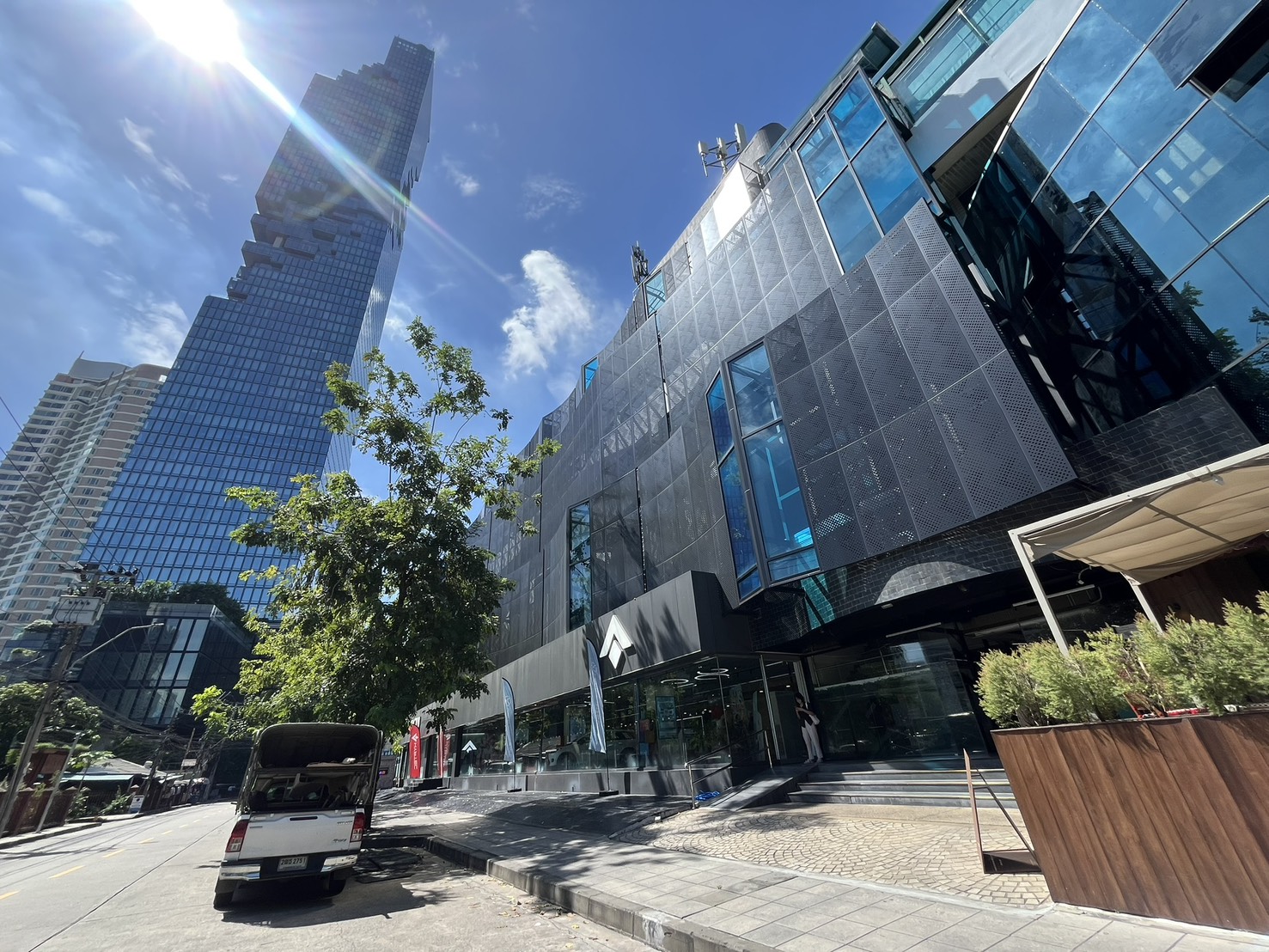 Mahanakhon 中心大厦，位于是隆区，距离 Chong Nonsi BTS 站 300 米，提供办公空间出租。