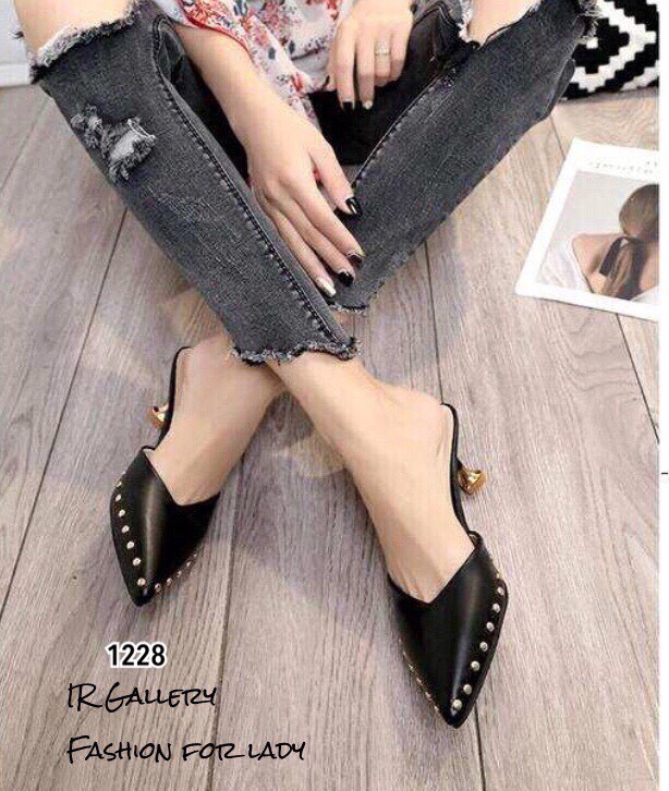 รองเท้าส้นเตี้ยเปิดส้นแต่งหมุด (สีครีม)