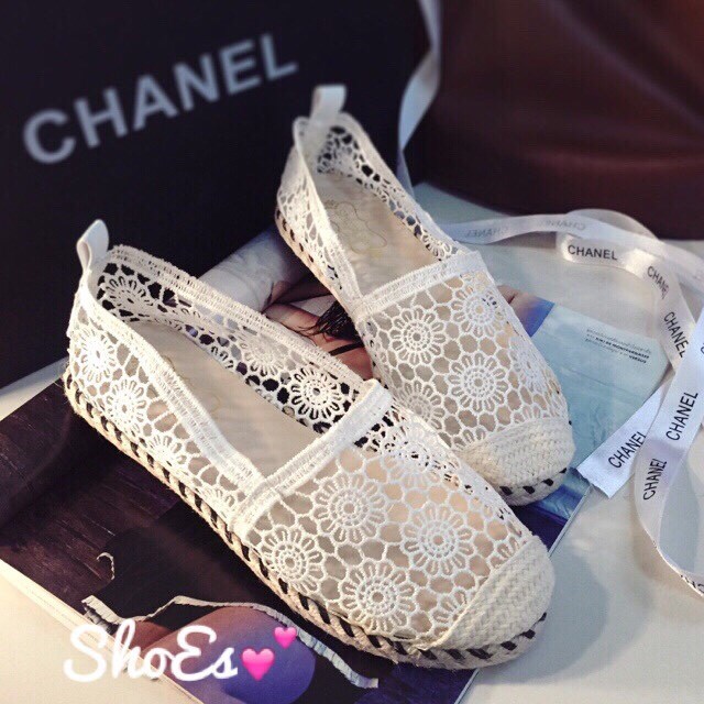 พร้อมส่ง : รองเท้าส้นแบนลายดอกไม้สีขาว
