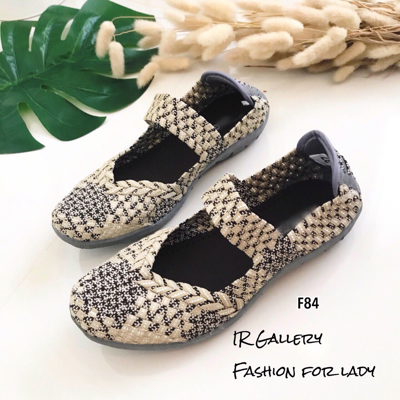 รองเท้าสไตล์เพื่อสุขภาพสายคาด (สีครีม)