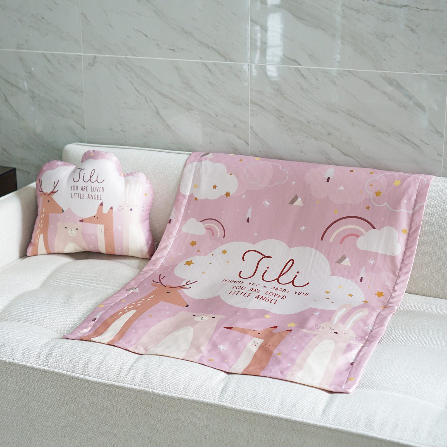ชุดของขวัญเด็กแรกเกิด ผ้าคลุมให้นม + ผ้าห่มขนาด 75x100cm + หมอนอิง 1 ใบ ลาย Woodland - Pink