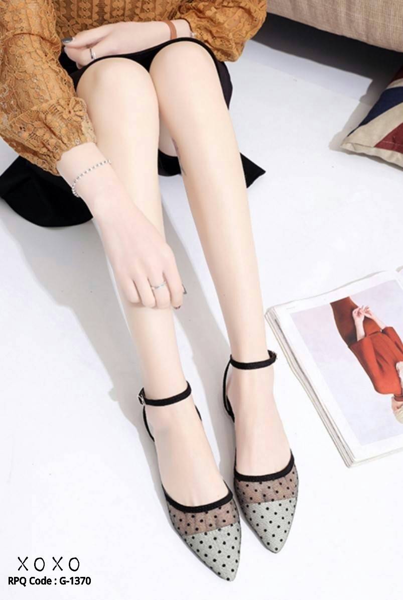 รองเท้าคัทชูส้นแบนทรงวีลายจุด (สีขาว)