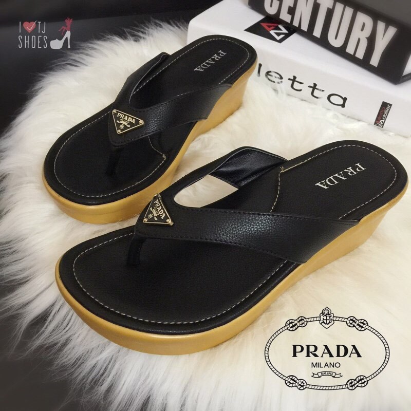 พร้อมส่ง : รองเท้าแตะหูหนีบ Style Prada Milano (สีดำ)