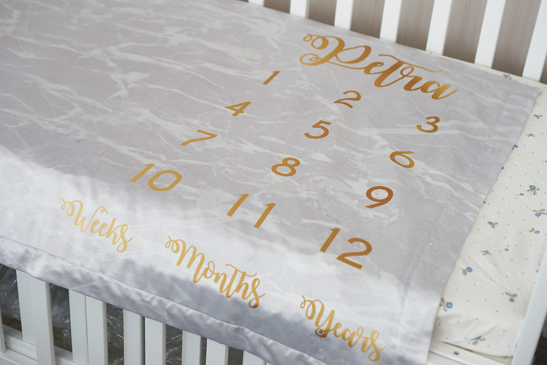 ผ้าห่ม Milestone ลาย Grey Marble - Gold