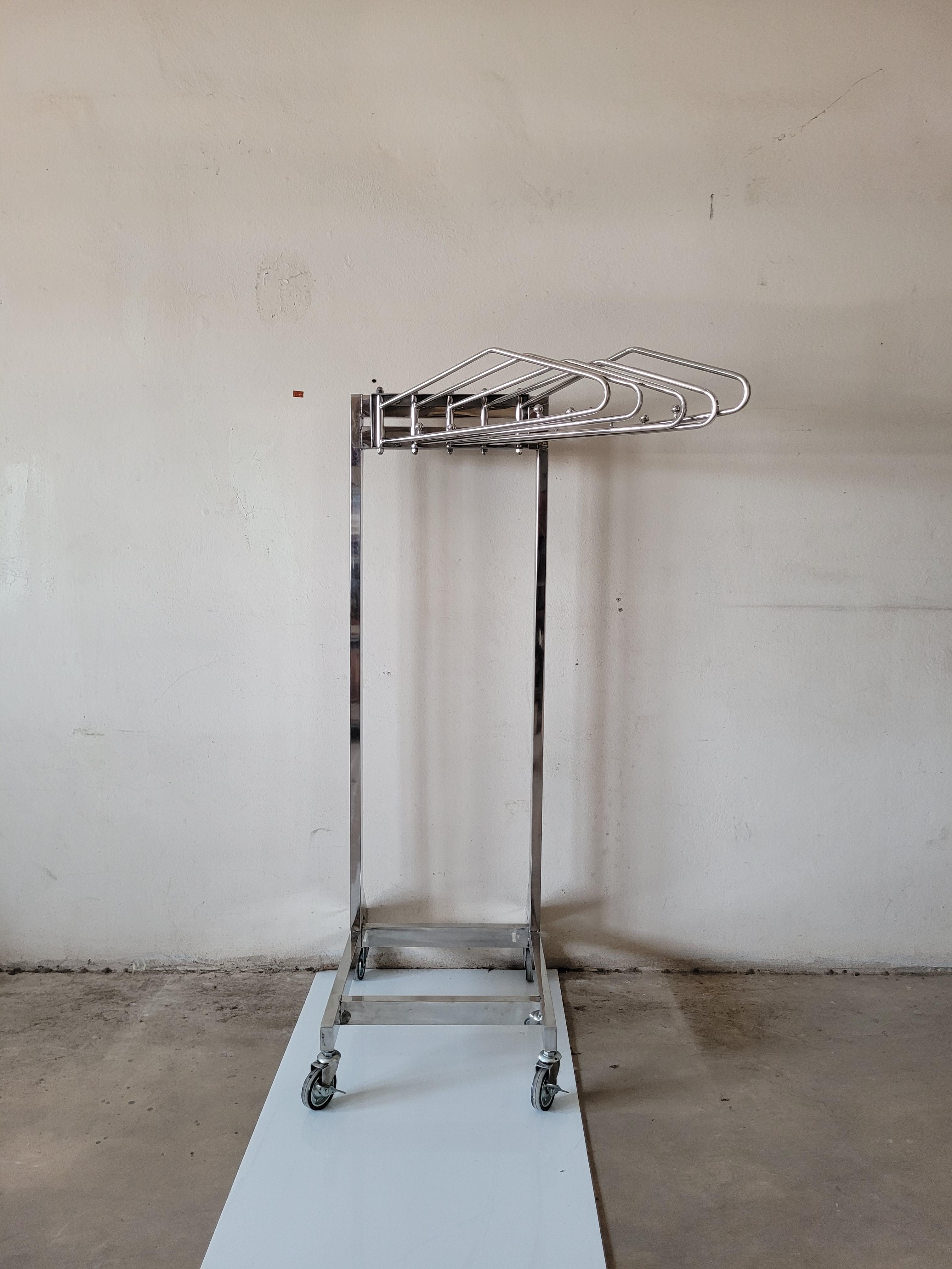 ราวพร้อมแขนสำหรับแขวนเสื้อตะกั่ว 5 ชุด แบบเคลื่อนที่ได้